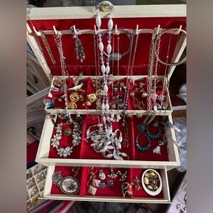VINTAGE JEWELRY “WONDERS FOUND” at 1800ET